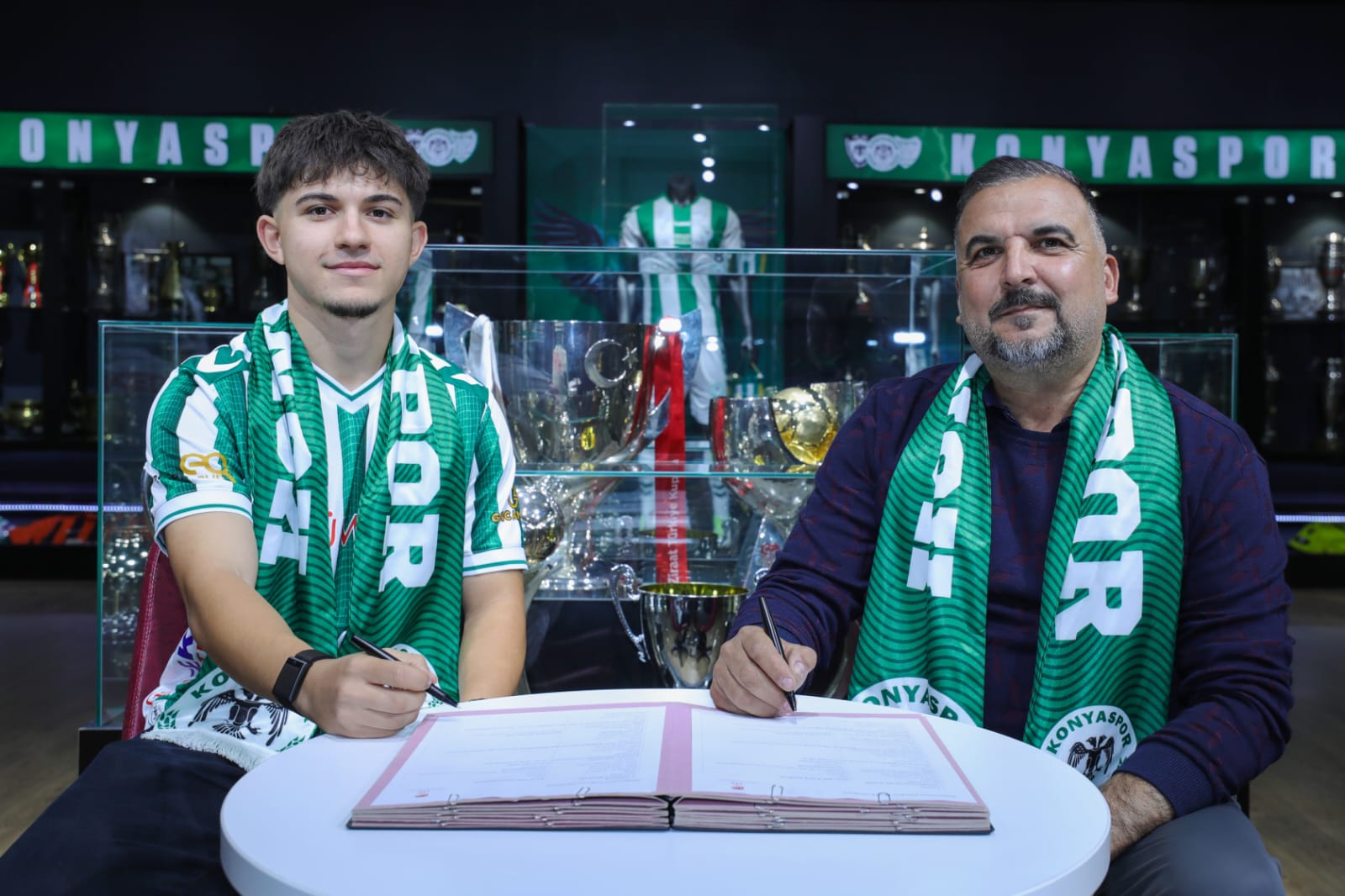 konyasporda-genc-futbolcularla-profesyonel-sozlesme-imzalandi-7.jpg
