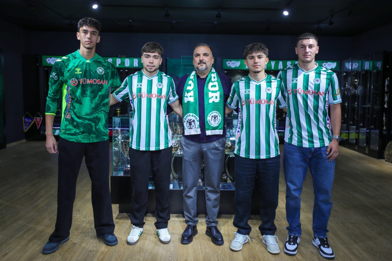 konyasporda-genc-futbolcularla-profesyonel-sozlesme-imzalandi-8.jpg