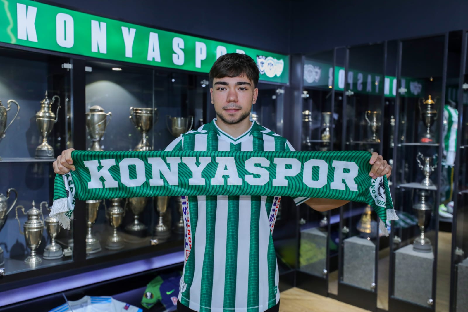 konyasporda-genc-futbolcularla-profesyonel-sozlesme-imzalandi-9.jpg