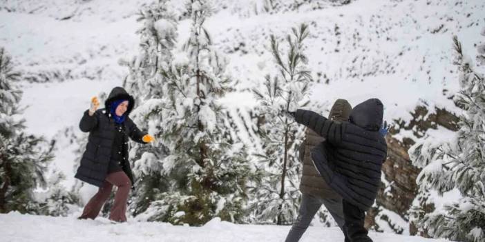 Konya'da belediye başkanı çocuklarla kar topu oynadı