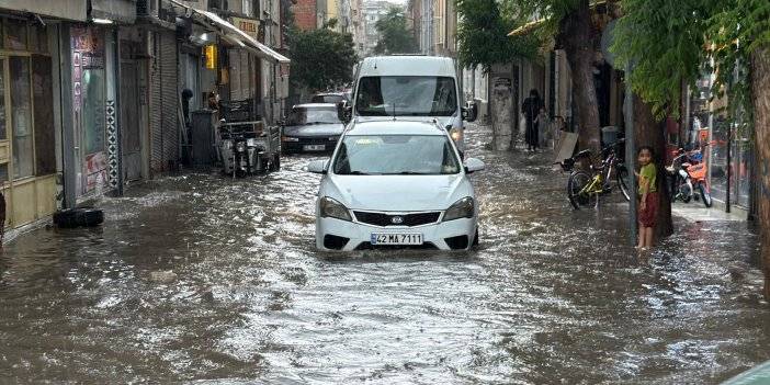 Konya'da sağanak yağış yolları göle çevirdi! Ulaşım aksadı