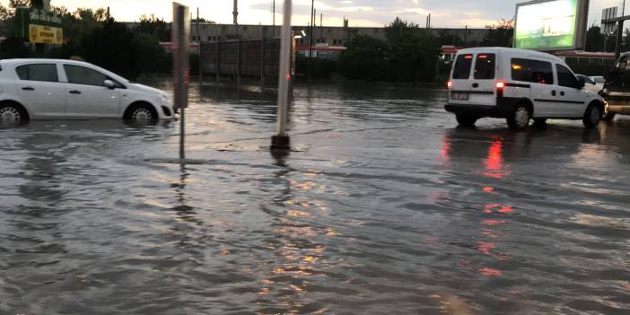 Konya'da ani yağış sonrası hayat felç oldu! Yollar göle döndü