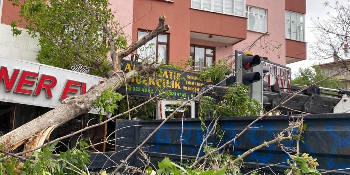 Konya'da fırtına işyerlerinin tabelalarını kırdı