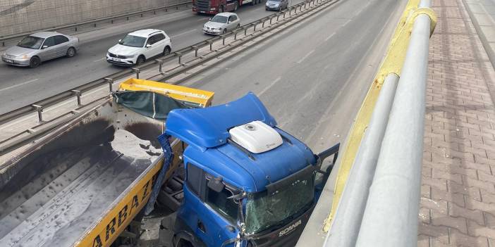 Konya'da altgeçitte trafik kazası! Kamyon refüje çarptı