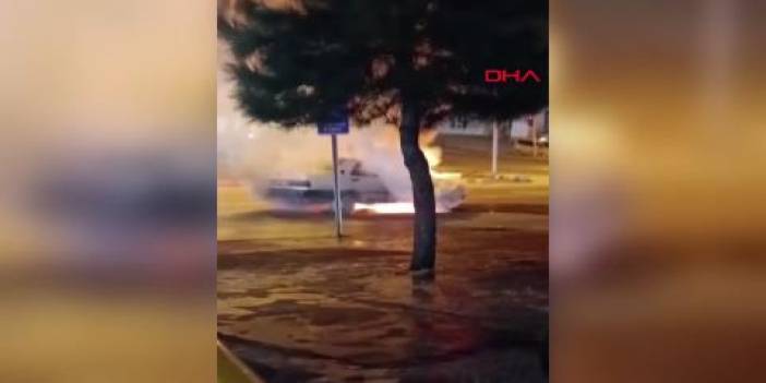 Birden alev aldı Kırmızı ışıkta bekleyen otomobil cayır cayır yandı