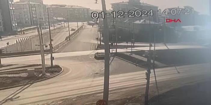 Konya'da yolcu otobüsü, kırmızı ışıkta bekleyen 2 araca çarptı