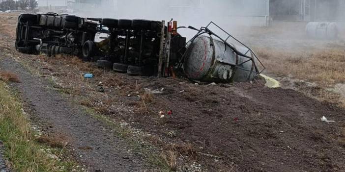 Konya'da devrilen asit yüklü tankerin şoförü öldü