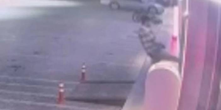 Polise bıçak çeken saldırgan, bacaklarından vurularak etkisiz hale getirildi